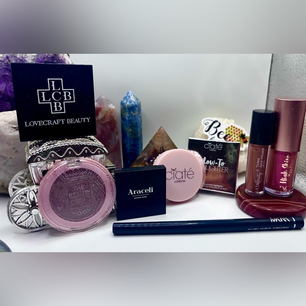 Deluxe Sized Comforts. 
Makeup Bundle
7 Items
+ bag